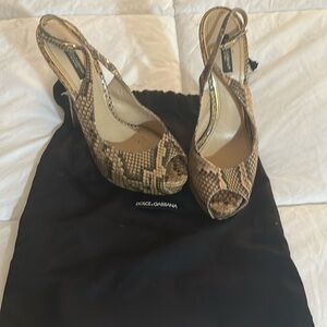 Dolce&Gabbana heels in leather with strap.